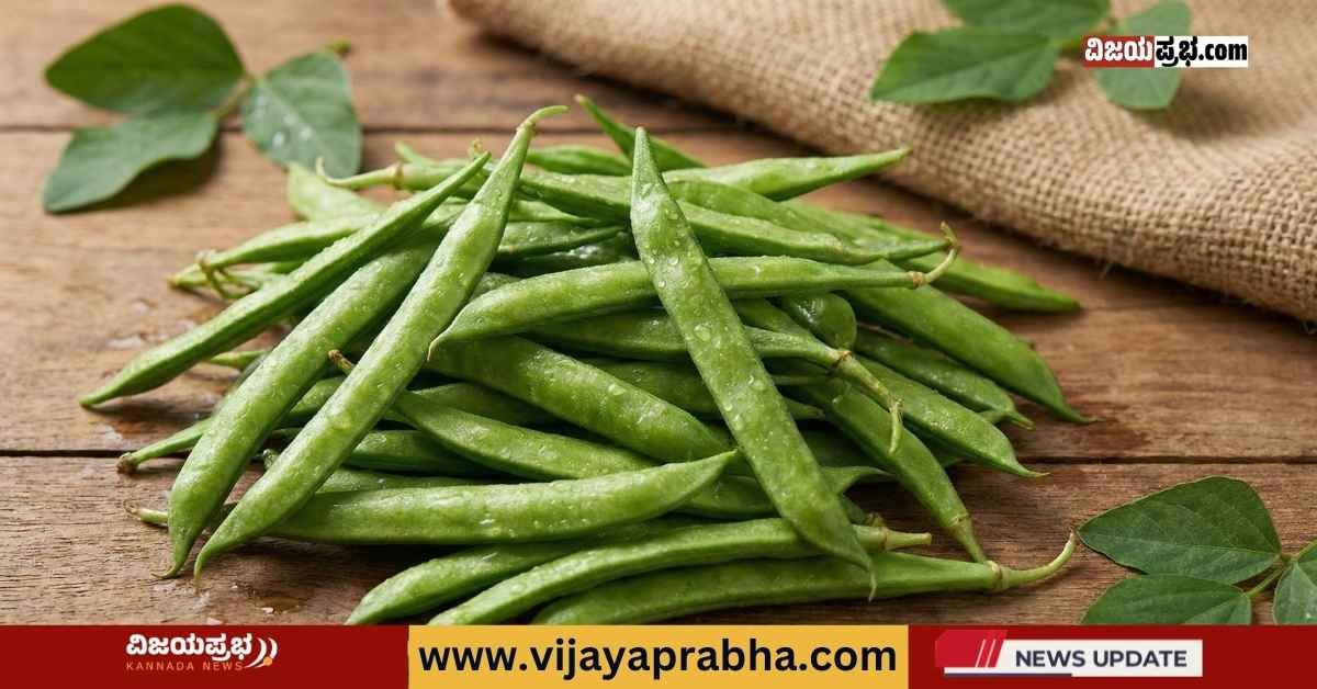 "ಮರದ ಮೇಜಿನ ಮೇಲಿರುವ ನೀರಿನ ಹನಿಗಳಿಂದ ಕೂಡಿದ ತಾಜಾ ಹಸಿರು ಚವಳಿಕಾಯಿ ಅಥವಾ ಗೋರಿಕಾಯಿ. ಮಧುಮೇಹ ಮತ್ತು ಆರೋಗ್ಯ ಪ್ರಯೋಜನಗಳ ಲೇಖನದ ಸಾಂಕೇತಿಕ ಚಿತ್ರ."