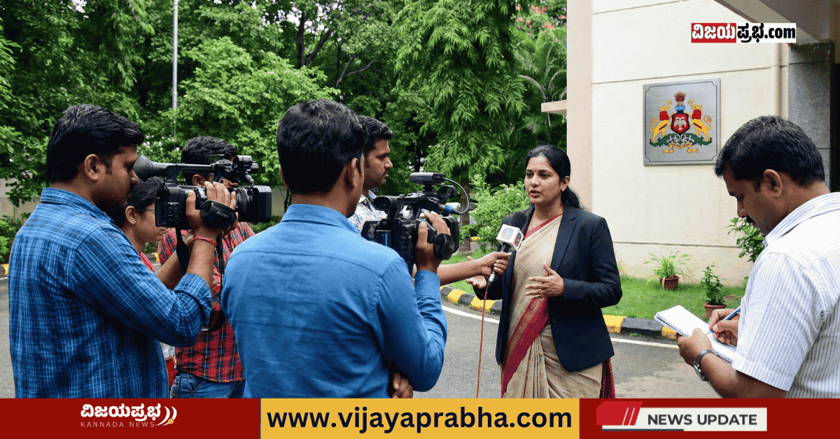 "ಕರ್ನಾಟಕ ಸರ್ಕಾರದ ಕಚೇರಿ ಎದುರು ಮಾಧ್ಯಮಗಳಿಗೆ ಮಾಹಿತಿ ನೀಡುತ್ತಿರುವ ಮಹಿಳಾ ಸಾರ್ವಜನಿಕ ಸಂಪರ್ಕಾಧಿಕಾರಿ (PRO). ಅರಣ್ಯ ಇಲಾಖೆಯ ಉದ್ಯೋಗ ನೇಮಕಾತಿಯ ಸಾಂಕೇತಿಕ ಚಿತ್ರ."