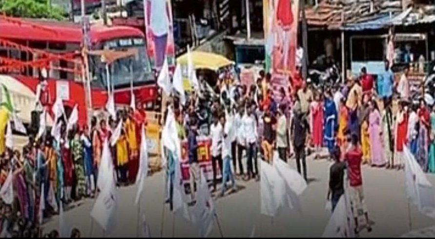 Bharat Vidyarthi Federation workers protest in Harpanahalli