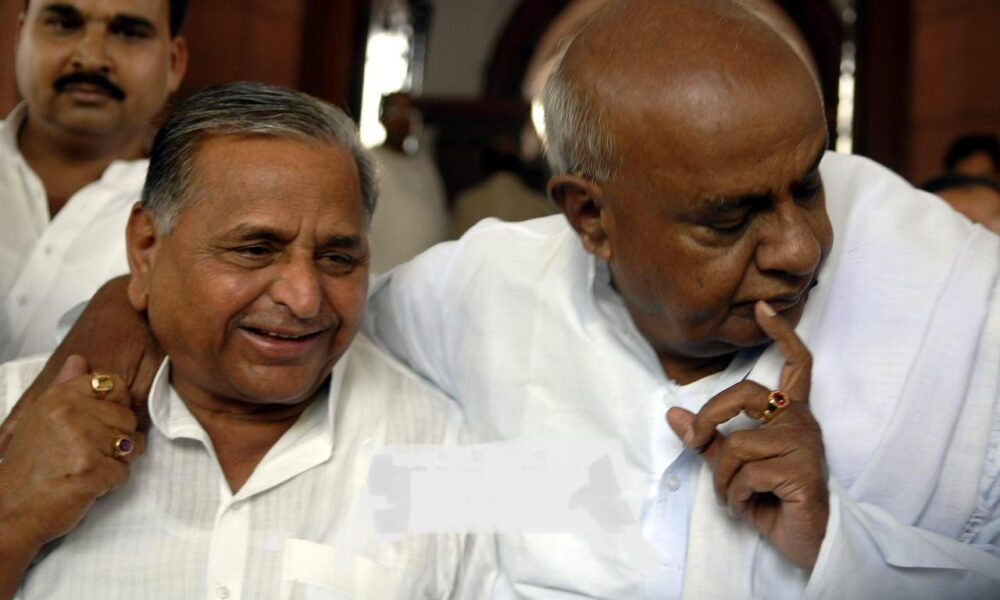 HD Deve Gowda condoles death of Mulayam Singh